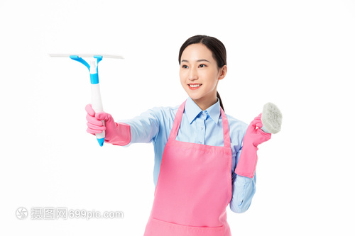 家政服务中的女性清洁玻璃 专业、敬业与自信的光芒